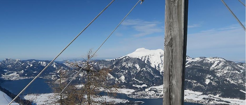 Blick vom Gipfelkreuz der Bleckwand auf den Wolfgangsee und den Schafberg