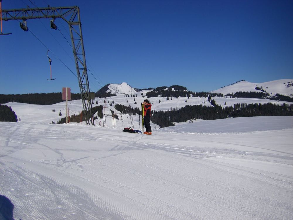 An der Bergstation des Schlepplifts. Von hier geht es halblinks abfahrend nach Osten und mit kurzem Anstieg zum Moosbergsattel.