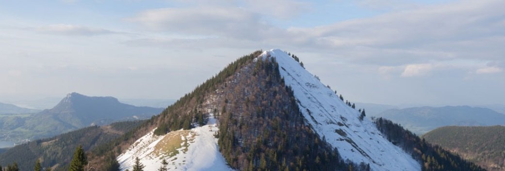 Der Faistenauer Schafberg mit der sägezahnförmigen Gipfelform, die ihm seinen Namen gab
