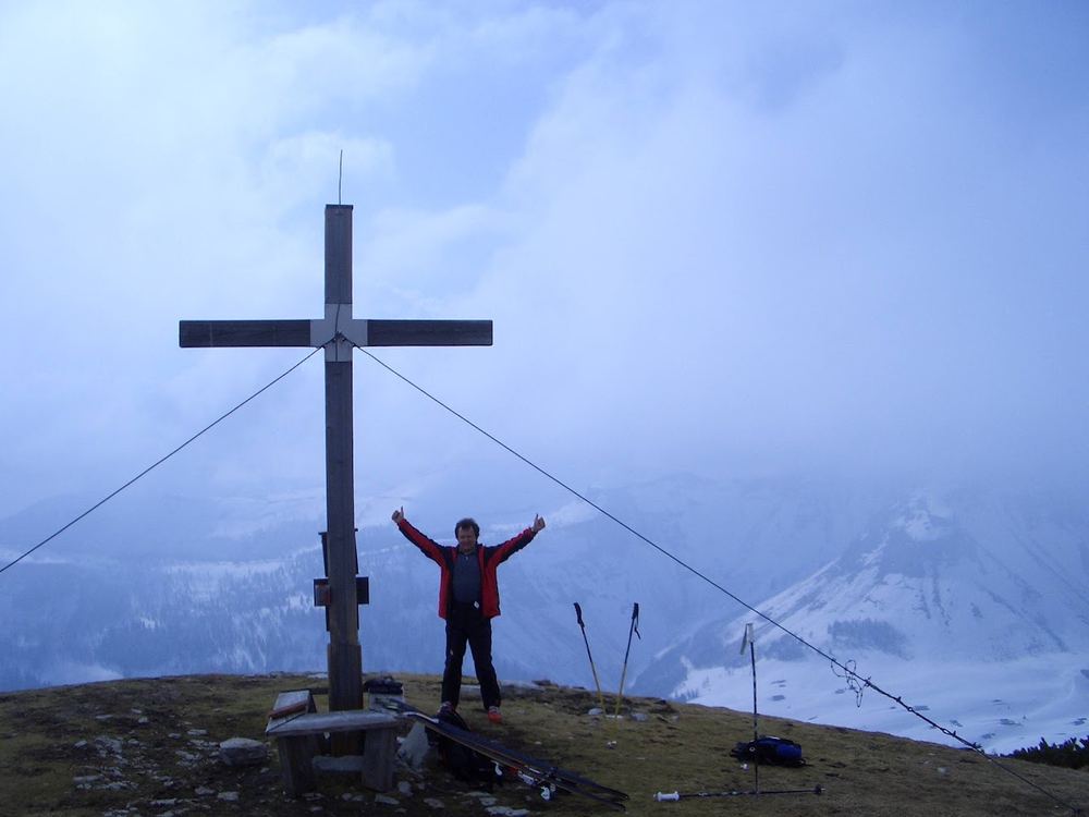Am Gipfelkreuz des Hohen Zinken