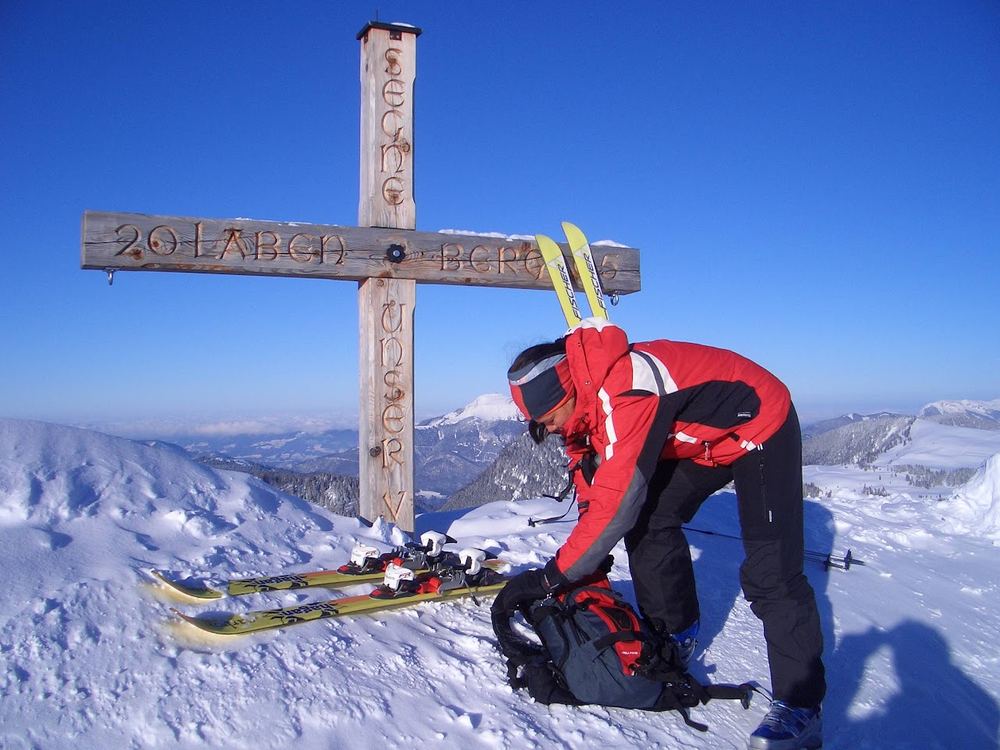 Am Gipfelkreuz. Rund zweieinhalb Meter davon stecken im Schnee. Im Hintergrund der Pitscherberg.
