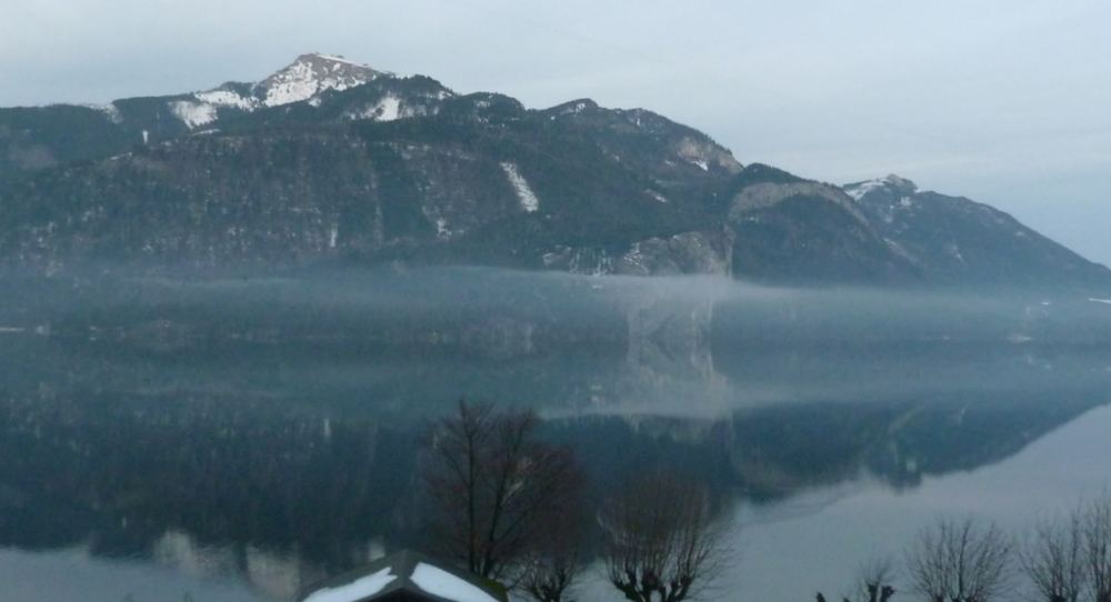 Blick auf den Schafberg von St. Gilgen aus (Frühjahr). Die weiße Fläche am Schafberg ist der Südhang, auf der Spitze oben kann man das Berghotel erkennen.