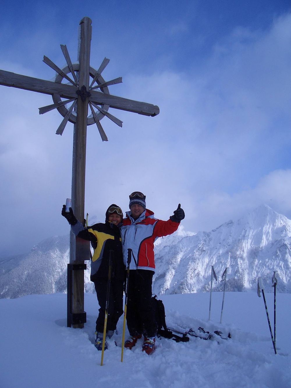 Gipfelkreuz auf der Thorhöhe. Im Hintergrund Rinnkogel und Rettenkogel.