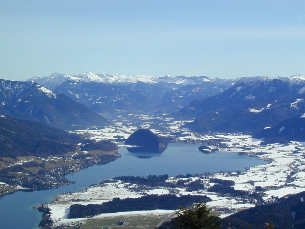 Blick vom Zwölferhorn in Richtung Osten. Links am See sieht man St. Wolfgang, am Seende rechts liegt Strobl. Dahinter sieht man den Loser.