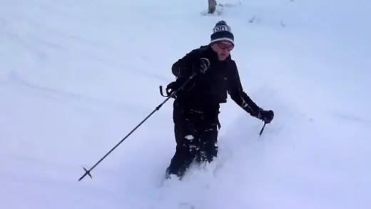 Schifahrer im Tiefschnee bei der Abfahrt zur Stubneralm
